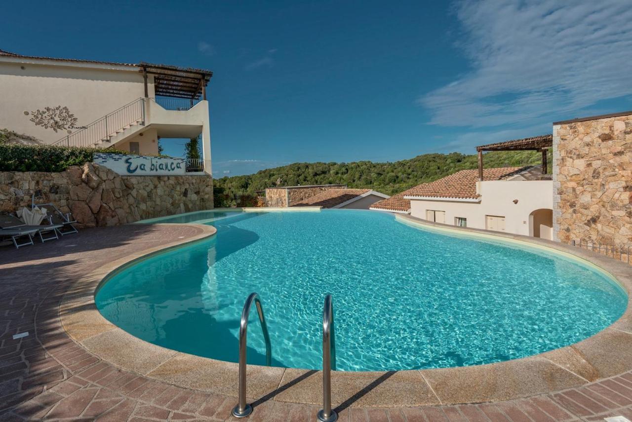 Residence Con Piscina A 4 Km Da Baja Sardinia Cala Bitta Eksteriør bilde